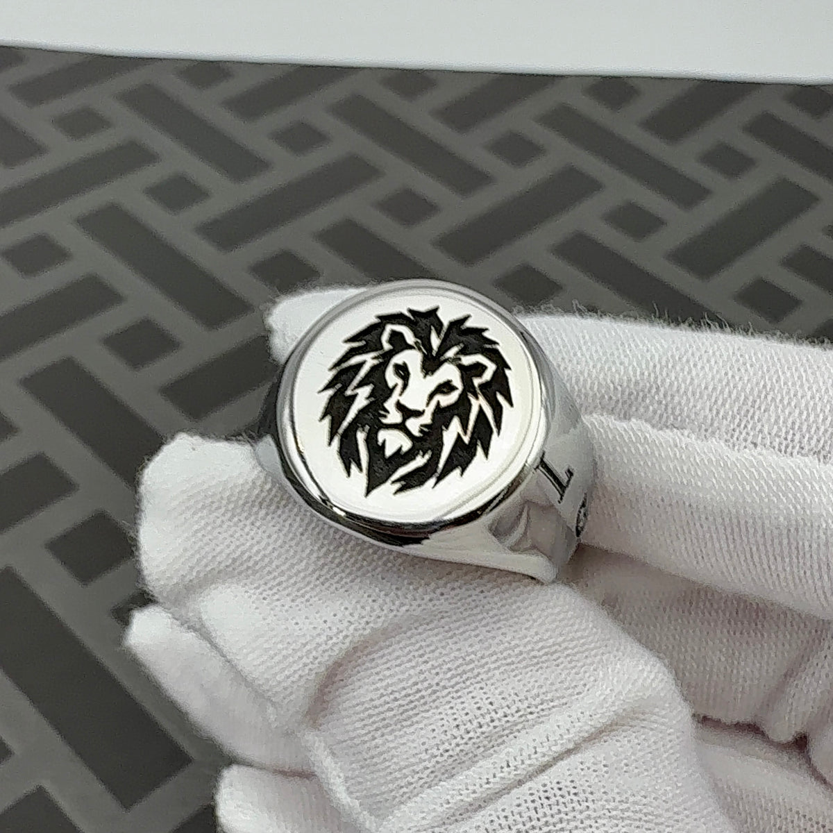 signet Ring with an engraved lion head